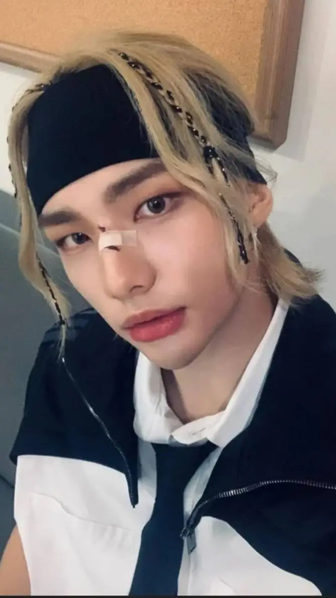ai character: hyunjin🦦🦦🦦🦦🦦🦦🦦🦦🦦🦦🦦 background