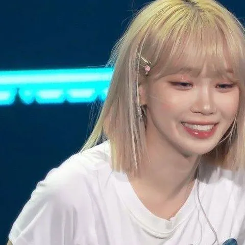 chat with ai character: chaewon