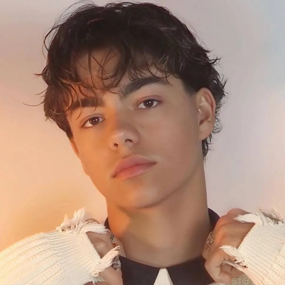 chat with ai character: Malachi Barton