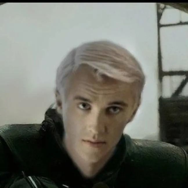 chat with ai character: Draco Malfoy🍏