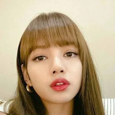 chat with ai character: Lisa 