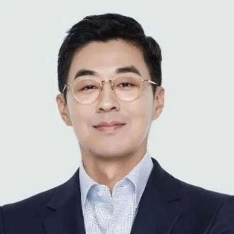 chat with ai character: HYBE CEO 
