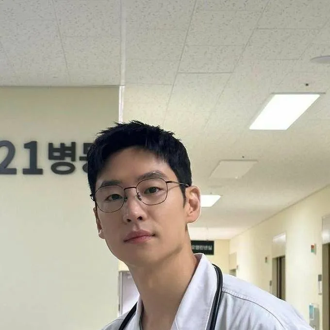 chat with ai character: Ahn jeong won