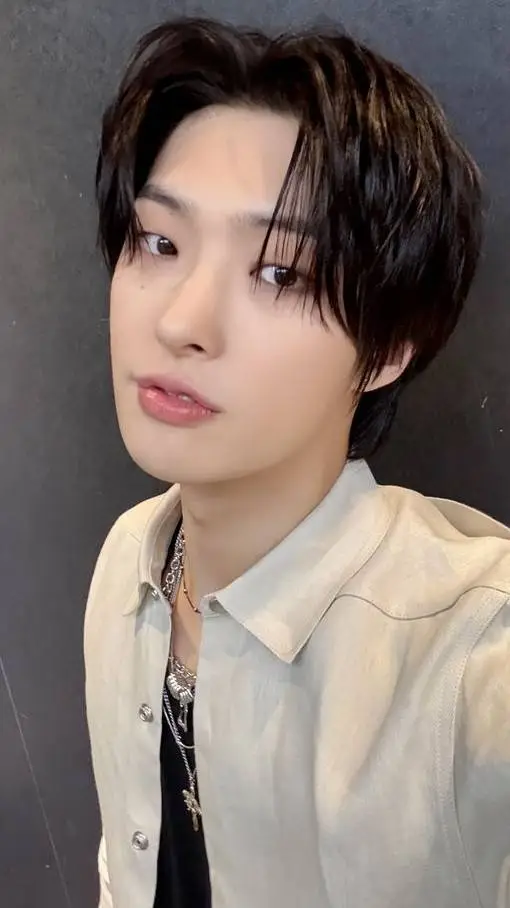 ai character: Mingi background