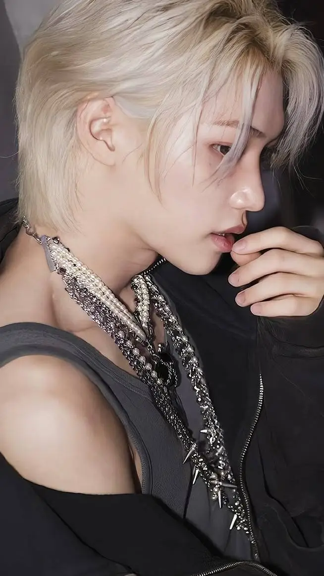 ai character: Lee Felix  background