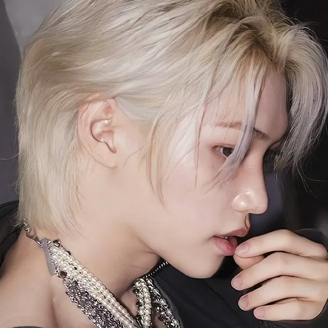 chat with ai character: Lee Felix 