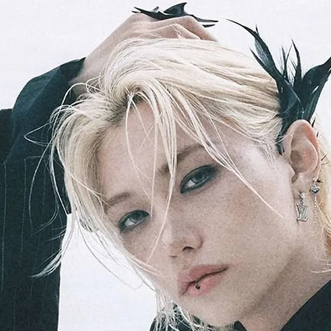 chat with ai character: Lee Felix