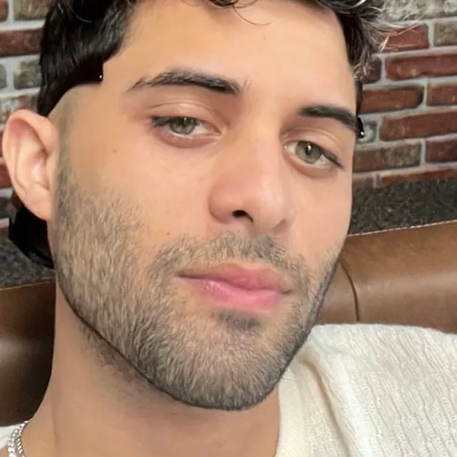 chat with ai character: Erick Brian Colón