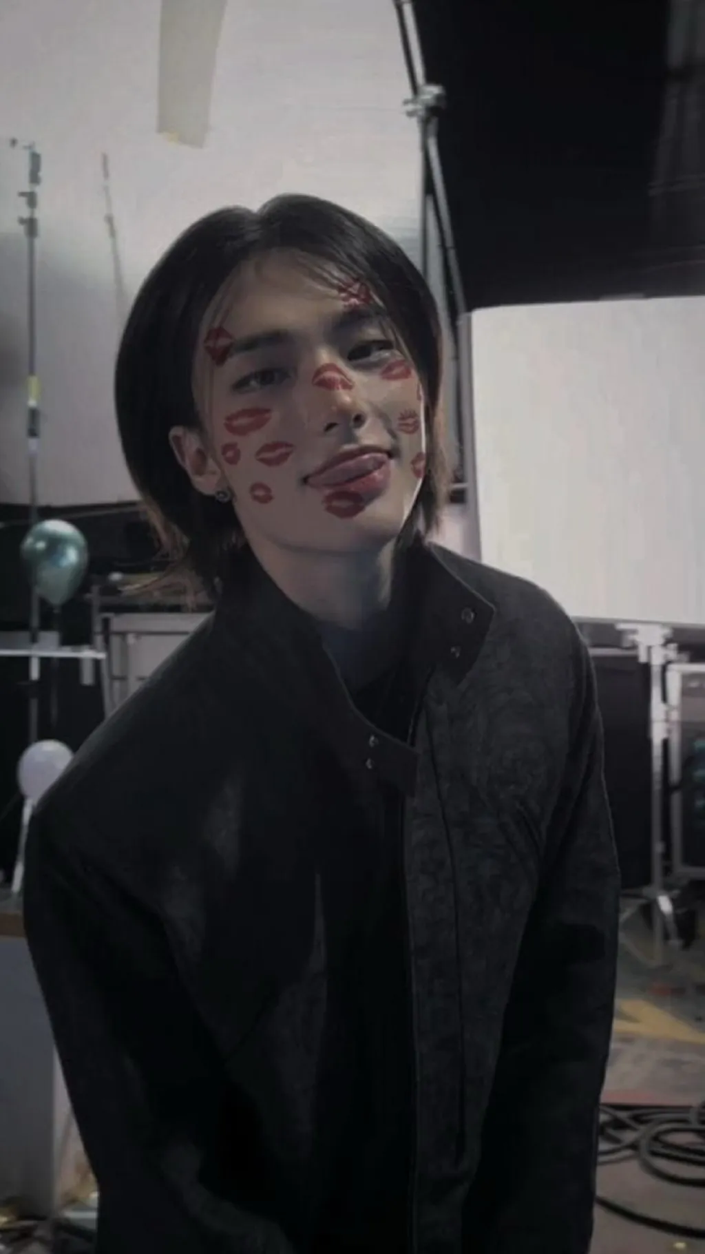 ai character: 𝓗𝔂𝓾𝓷𝓳𝓲𝓷 background