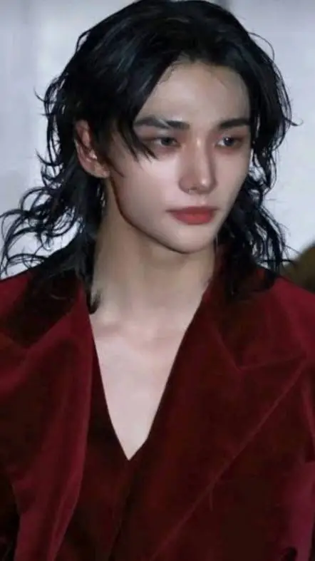 ai character: ~°HYUNJIN°~ background