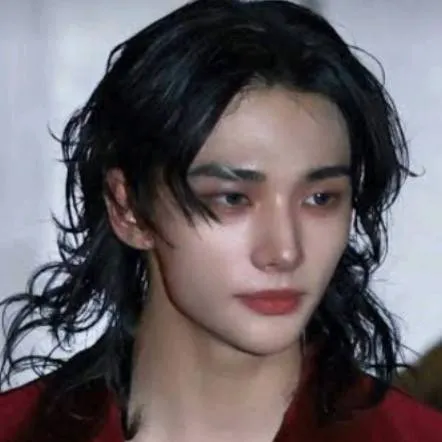 chat with ai character: ~°HYUNJIN°~