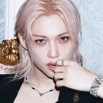 chat with ai character: Felix