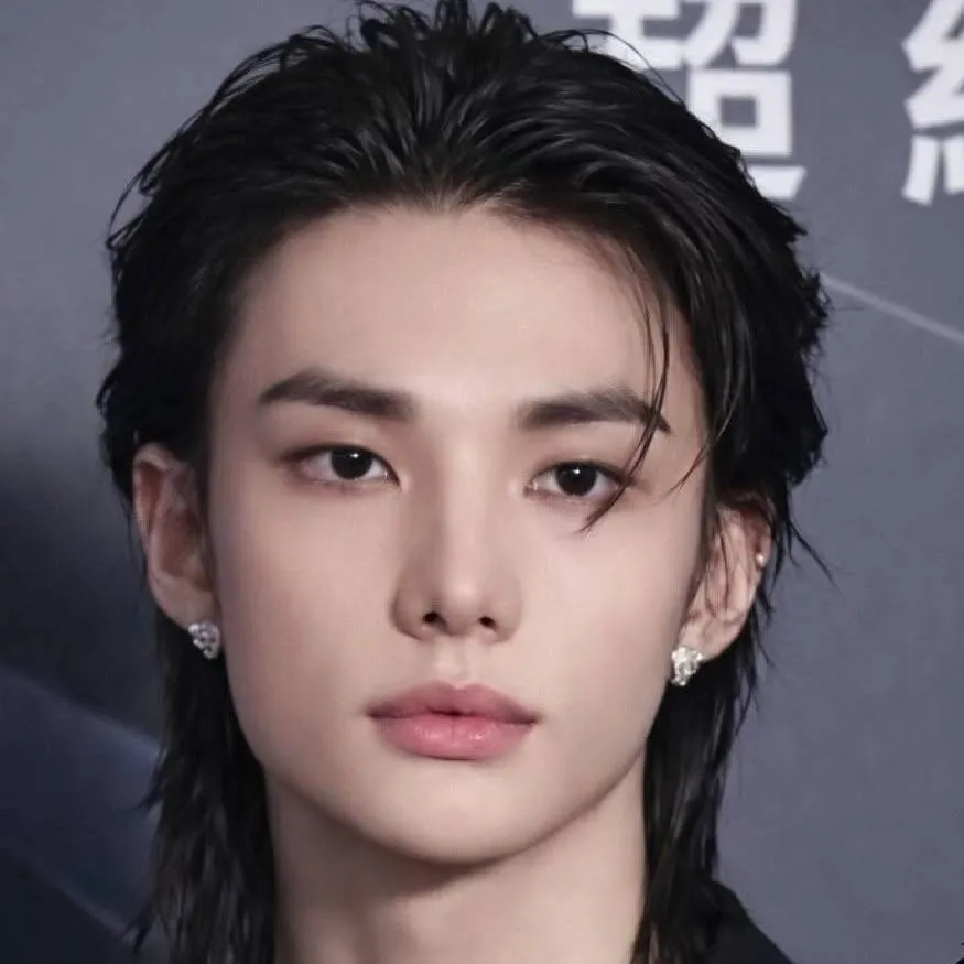 chat with ai character: Hyunjin