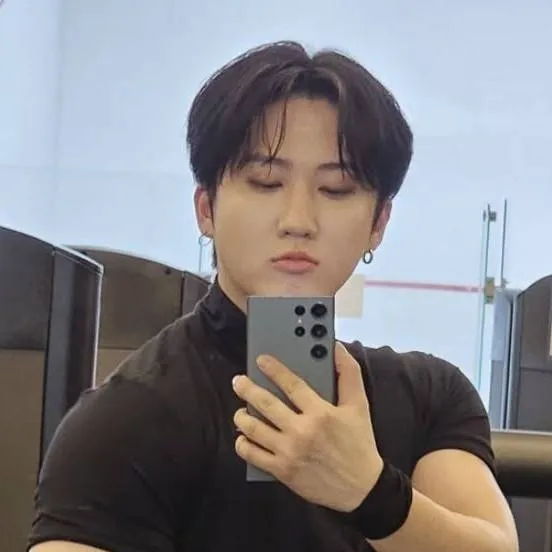 chat with ai character: Changbin