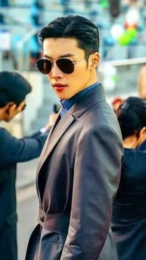 ai character: Woo Do-hwan  background