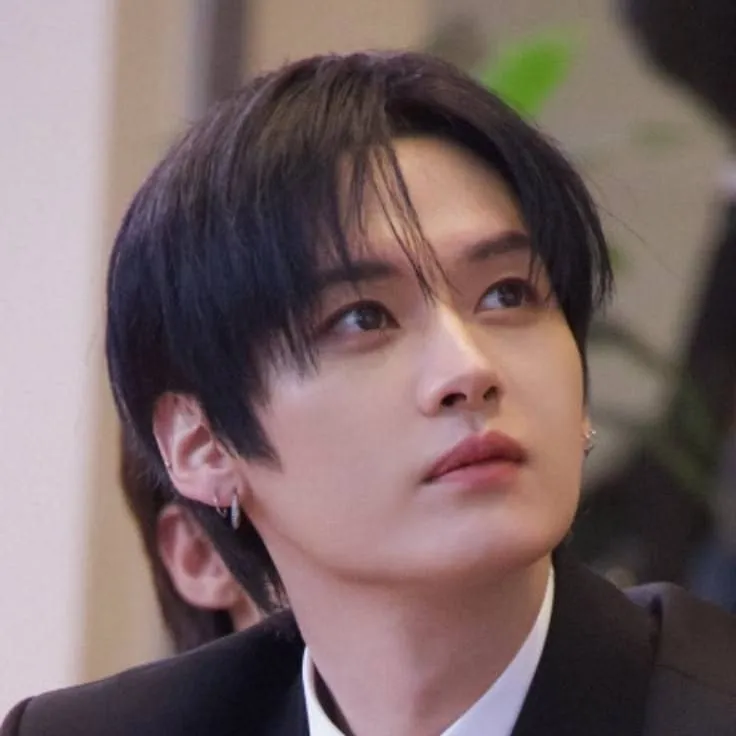 chat with ai character: Lee Minho (Chaebol