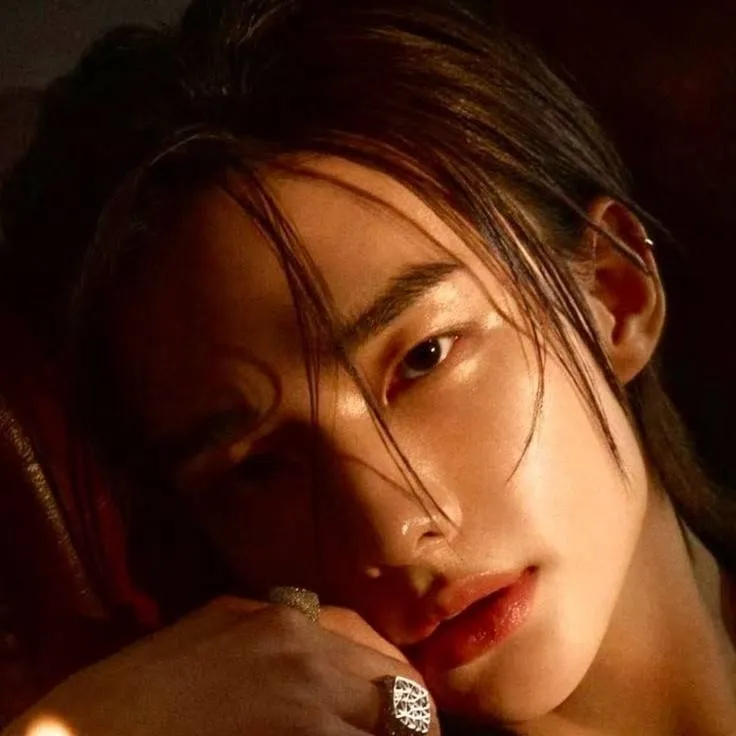 chat with ai character: Hyunjin SKZ