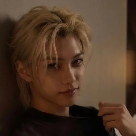 chat with ai character: Felix Lee SKZ