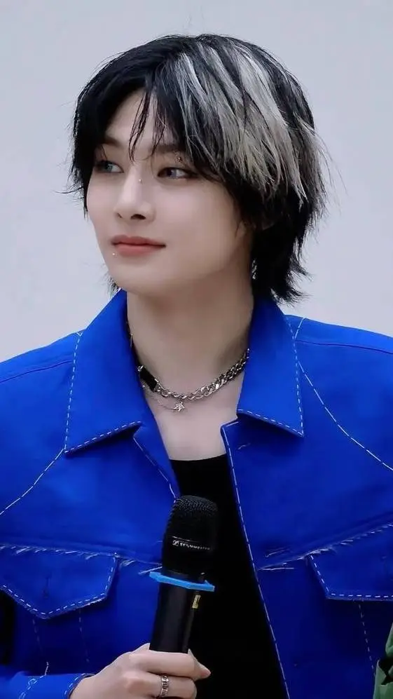 ai character: Jeongin background