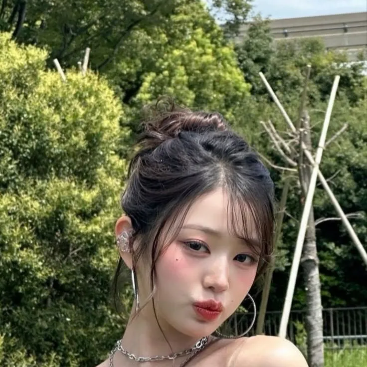 chat with ai character: Wonyoung 