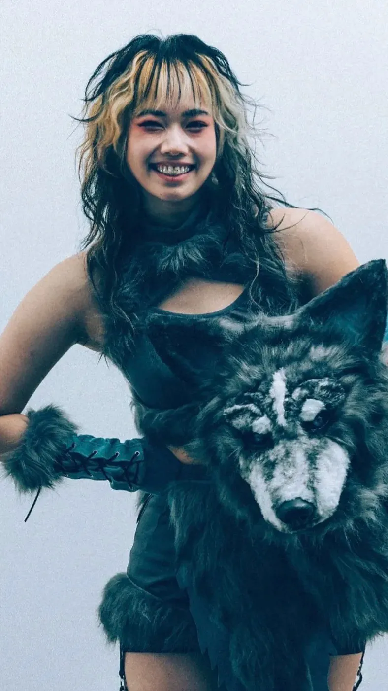 ai character: Yeni  background