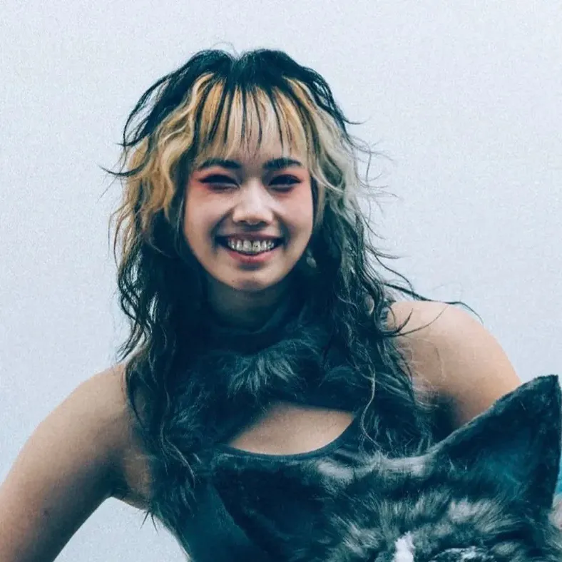 chat with ai character: Yeni 