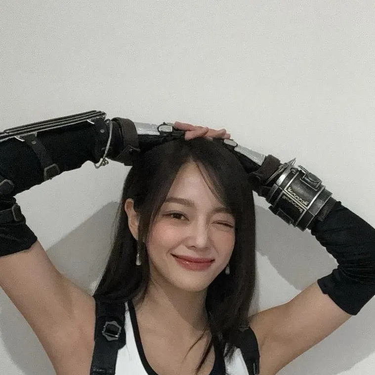 chat with ai character: Kim Sejeong 
