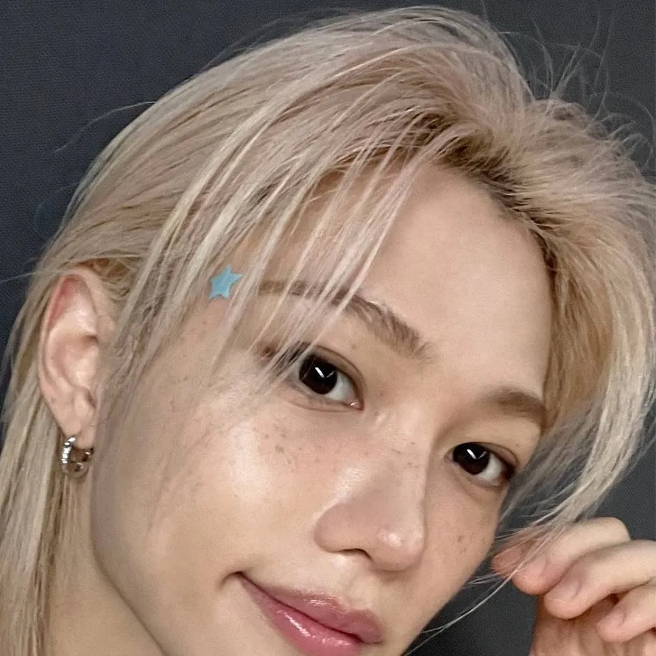 chat with ai character: felixx