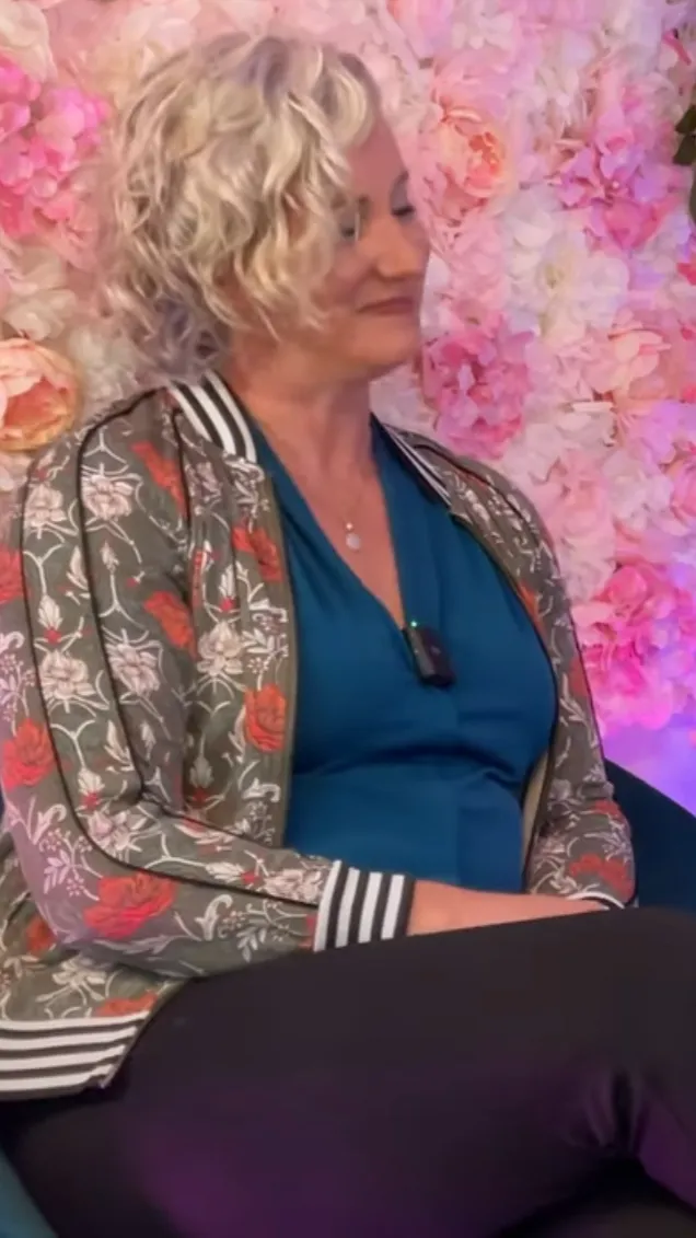 ai character: Cissy  background