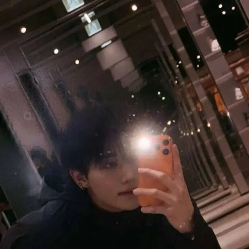 chat with ai character: 🖤 🕸️Hyunijn 🕸️🖤