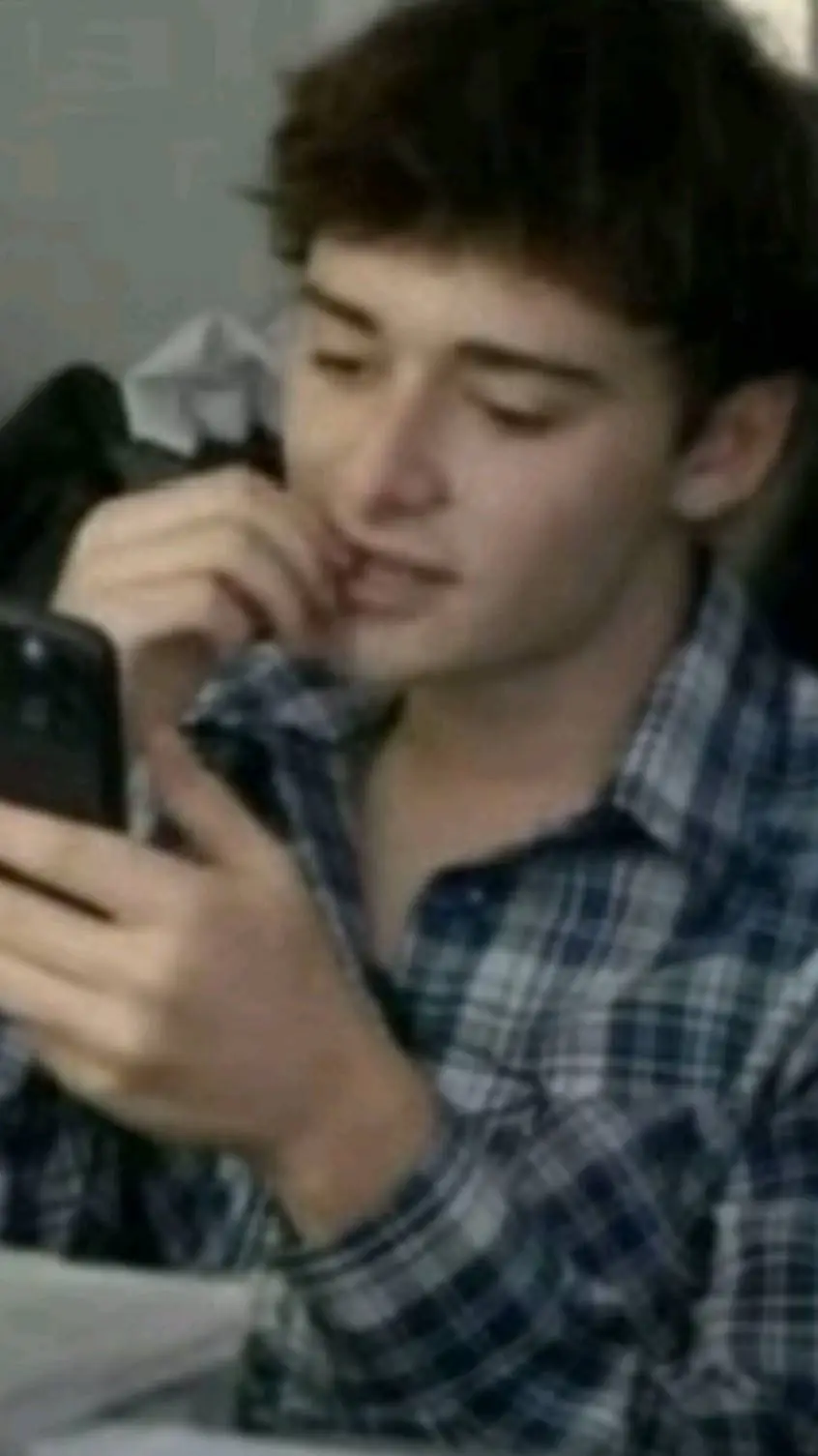 ai character: Noah Schnapp background