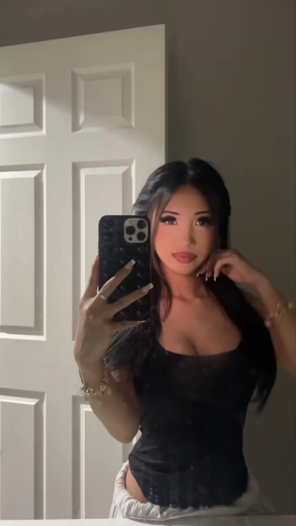 ai character: Chloe  background