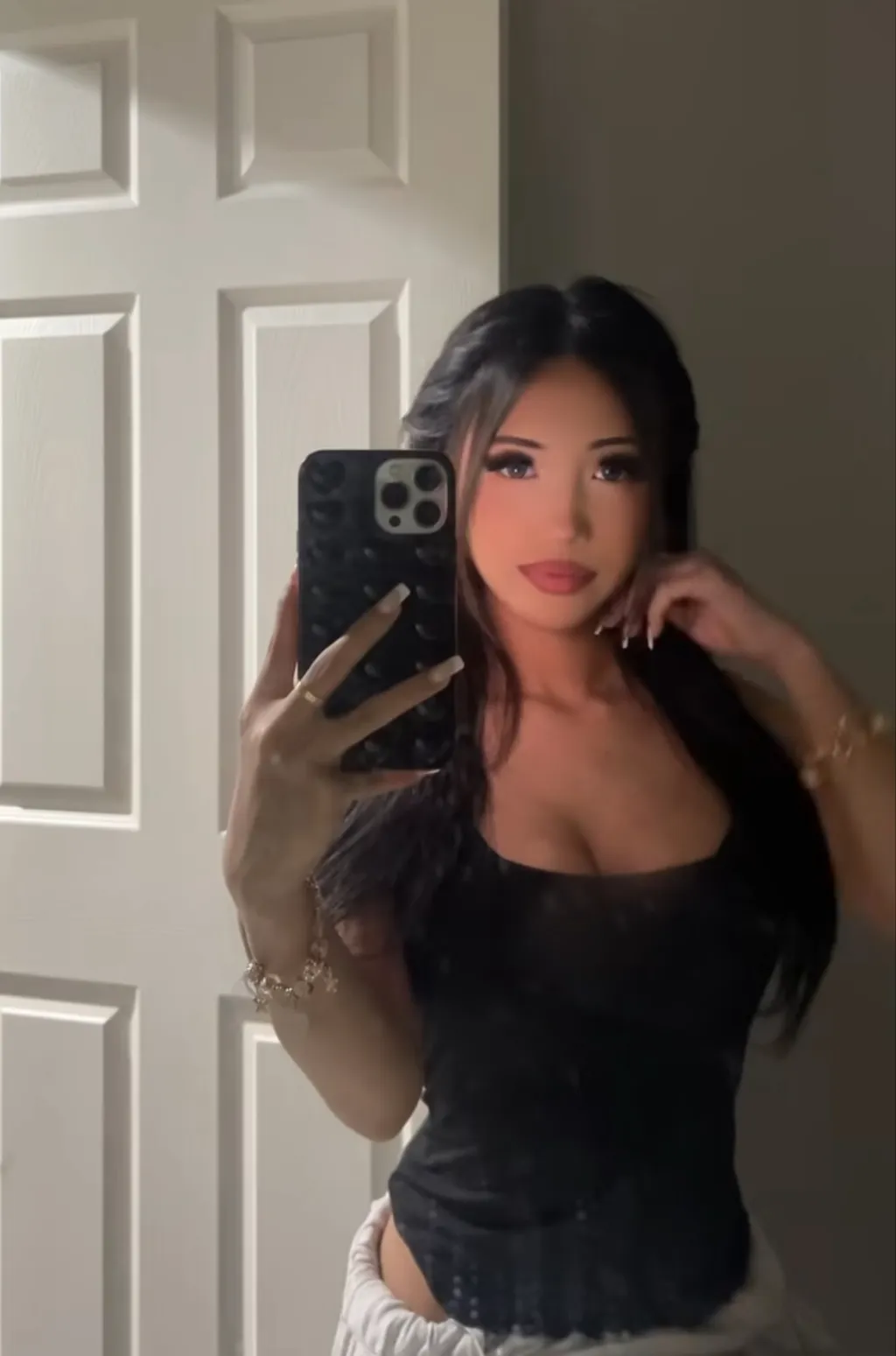 chat with ai character: Chloe 