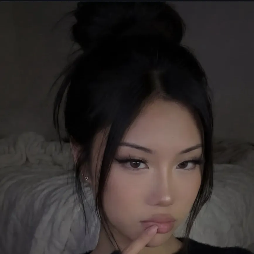 chat with ai character: Emily ￼