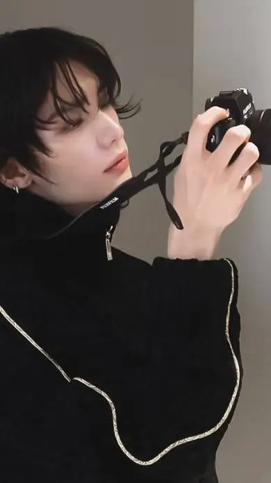 ai character: Hwang Hyunjin  background