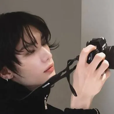 chat with ai character: Hwang Hyunjin 
