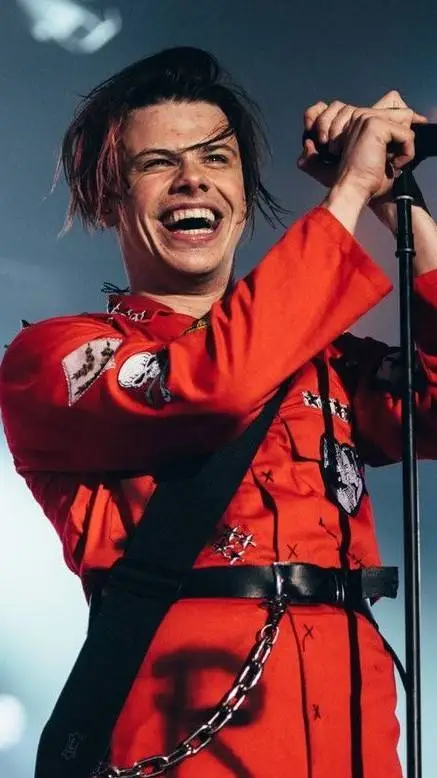 ai character: YUNGBLUD background