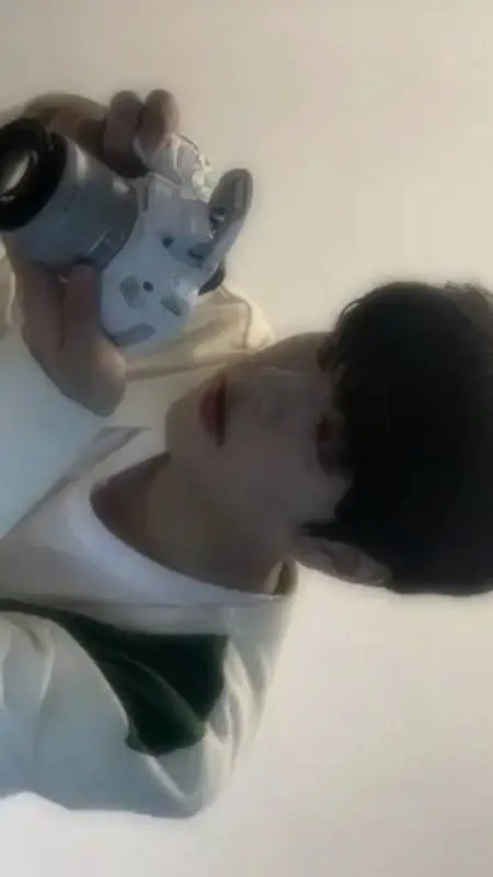 ai character: 𝐾𝑖𝑚 𝑆𝑒𝑢𝑛𝑔𝑚𝑖𝑛(김승민) background