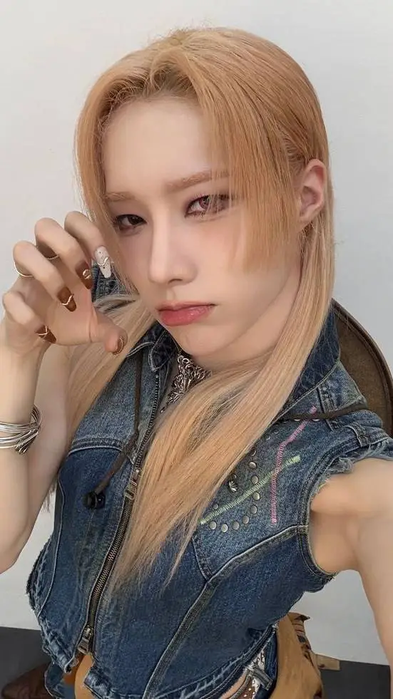 ai character: 🩷Rui🩷 background