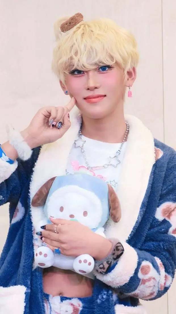 ai character: 💙Hyun💙 background