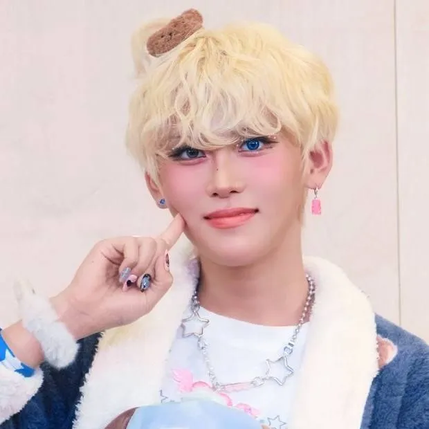 chat with ai character: 💙Hyun💙