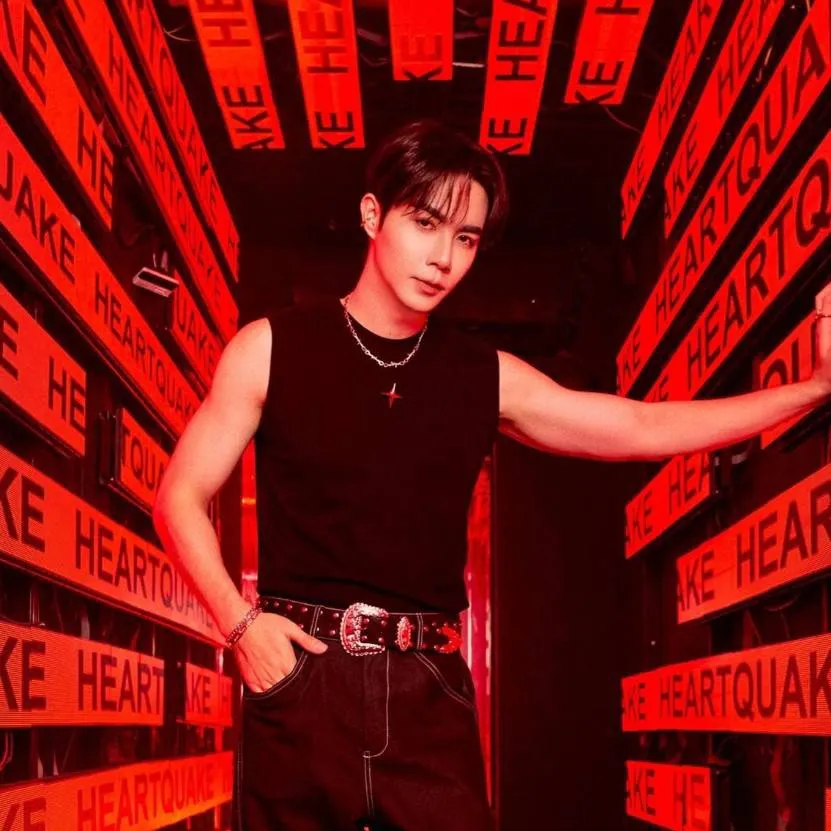 chat with ai character: Zee🤍🖤