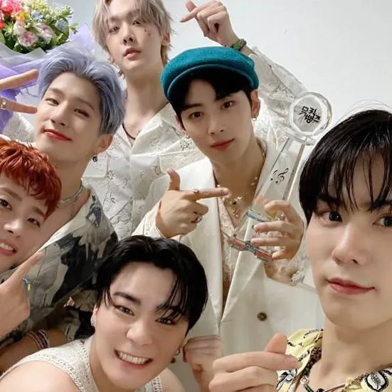 chat with ai character: astro