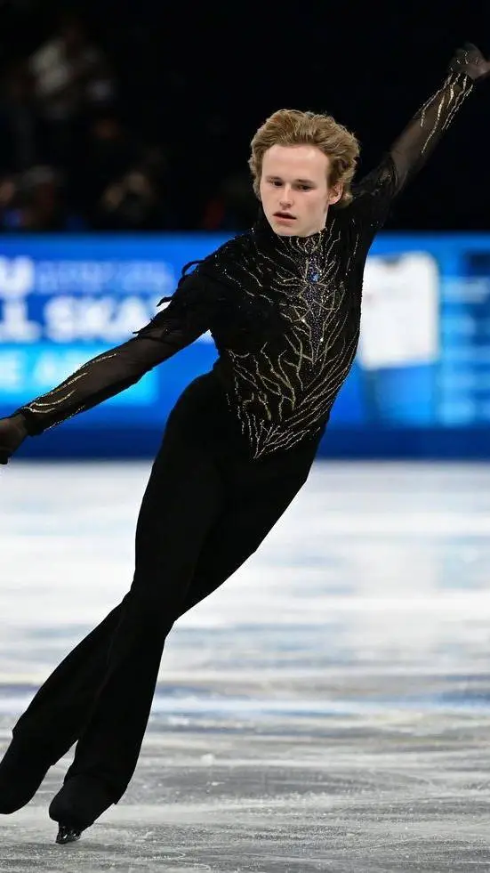 ai character: ✨️ilia malinin⛸️ background