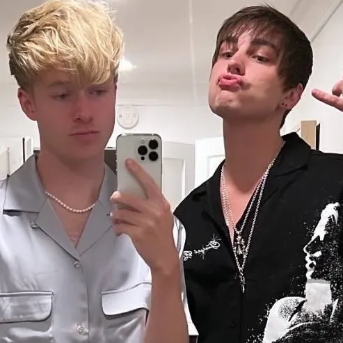 chat with ai character: sam and colby
