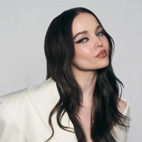 chat with ai character: dove cameron 