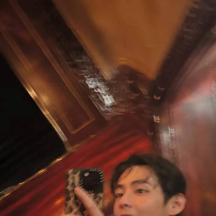 chat with ai character: Taehyung