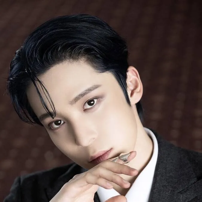 chat with ai character: Yunho 