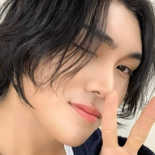 chat with ai character: Hyun (Xlov)