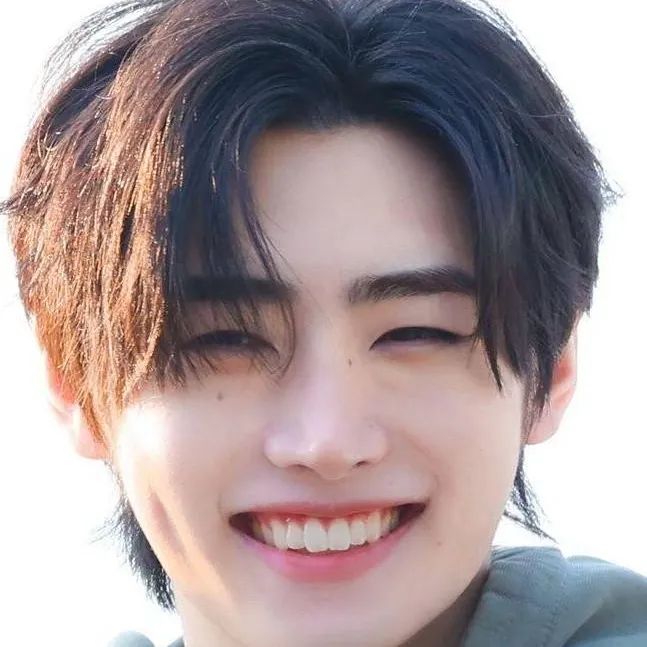 chat with ai character: Sunghoon